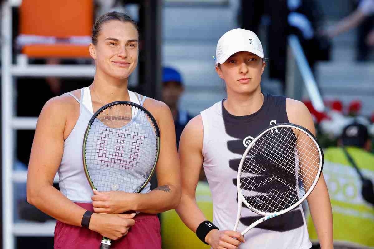 Sabalenka e Swiatek posano assieme per una foto prima della partita