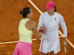 Sabalenka e Swiatek si stringono la mano in campo