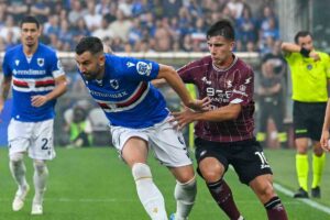 Scontro in mezzo al campo durante Samp-Salernitana