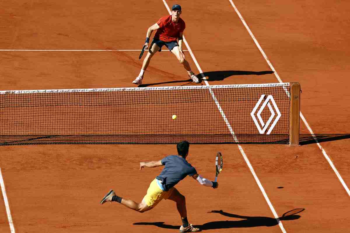 Sinner e Alcaraz battagliano a rete nella partita al Roland Garros 2024