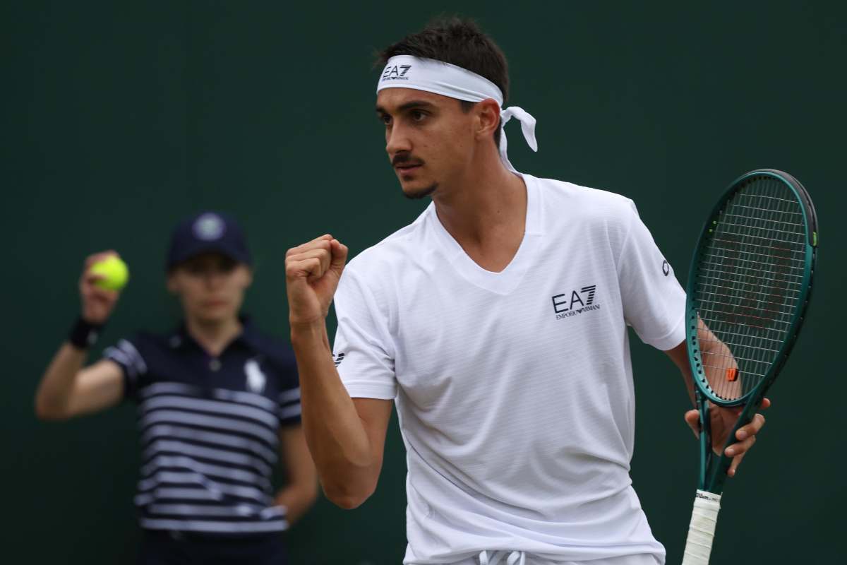 Sonego esulta dopo aver vinto un punto a Wimbledon