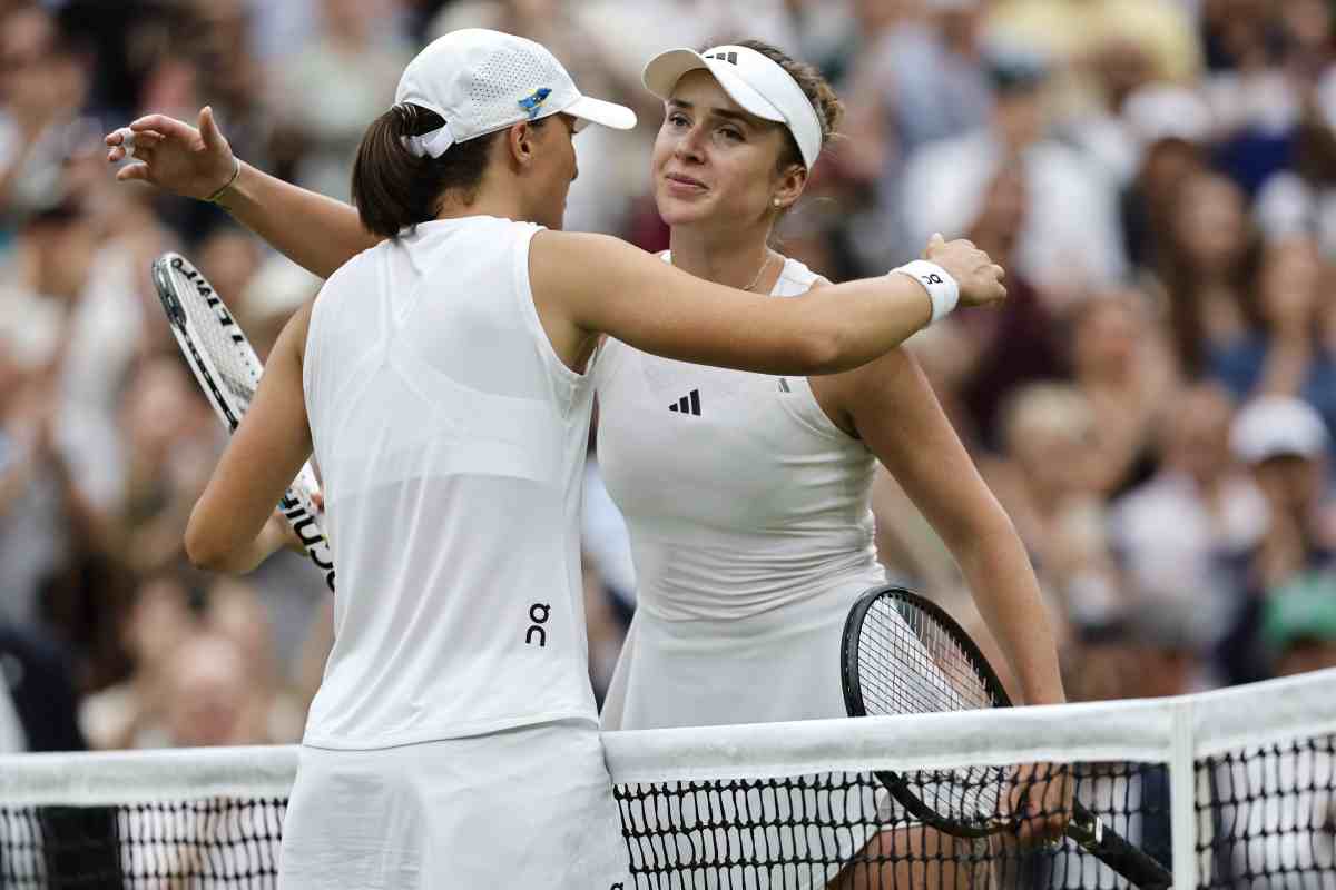 Swiatek e Svitolina si abbracciano a rete dopo un match a Wimbledon