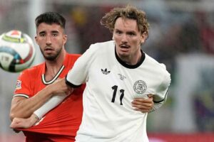 Woltemade protegge il pallone dall'arrivo del difensore