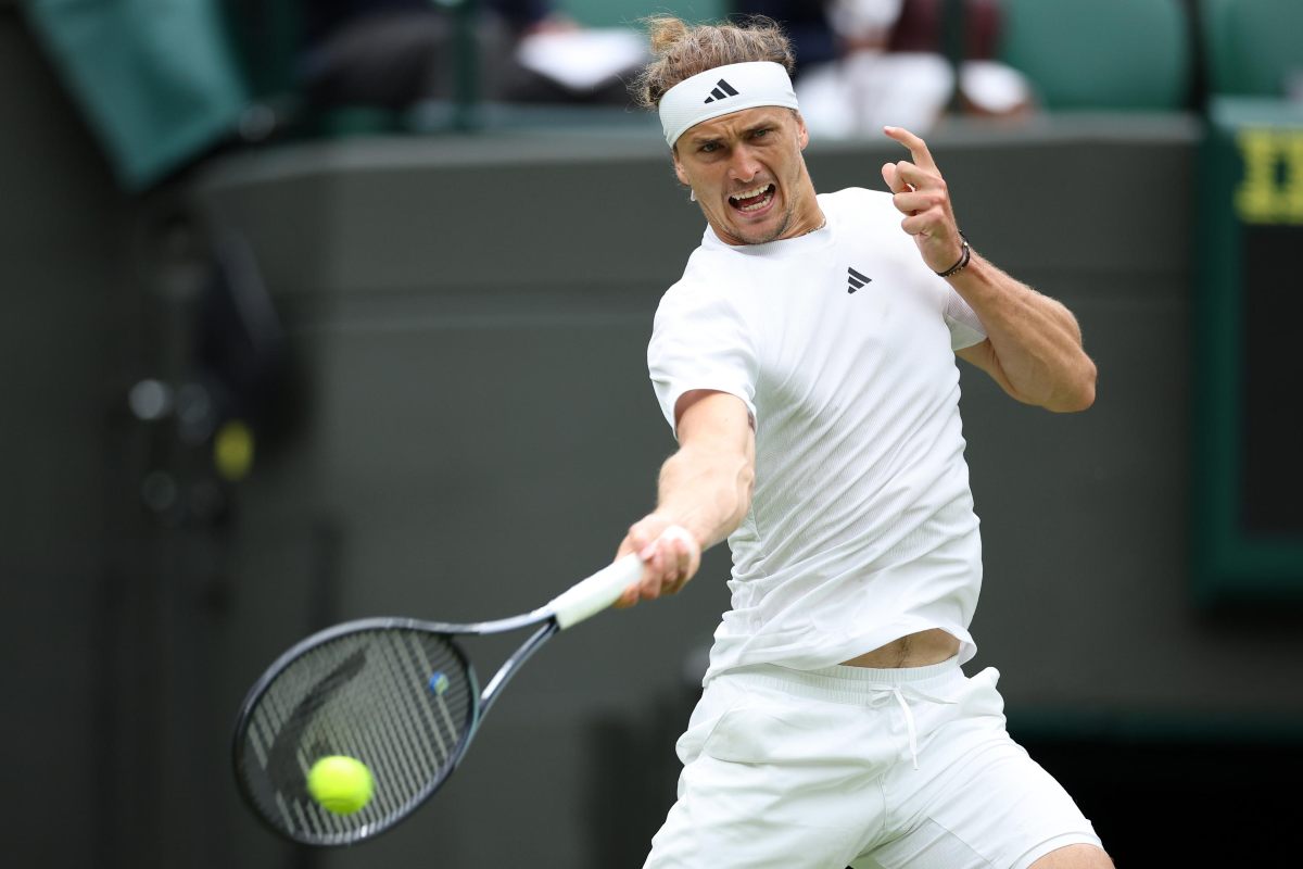 Zverev in azione col dritto a Wimbledon