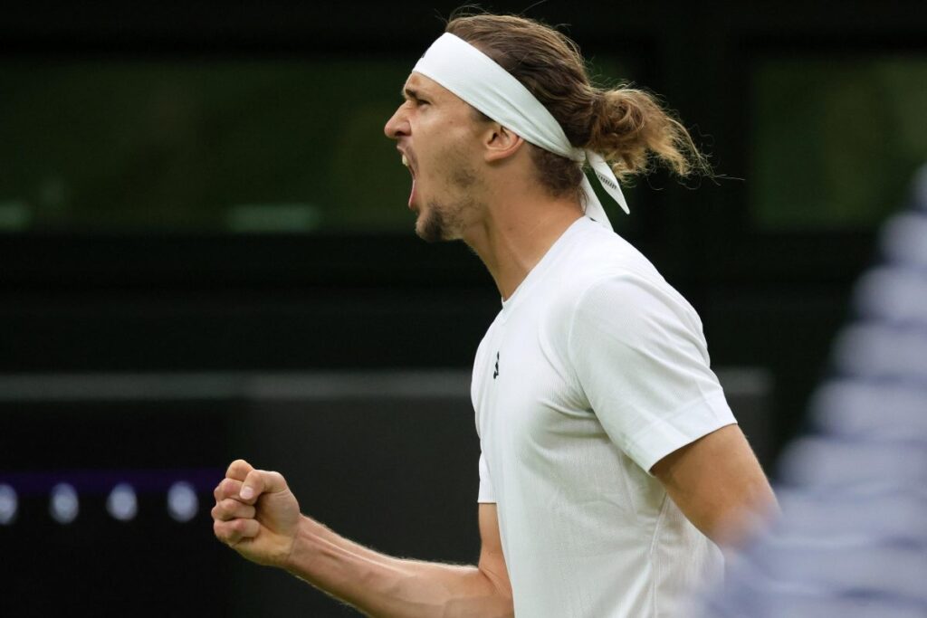 Alexander Zverev esulta dopo una vittoria a Wimbledon