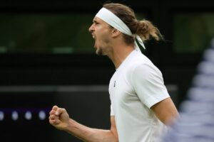 Alexander Zverev esulta dopo una vittoria a Wimbledon