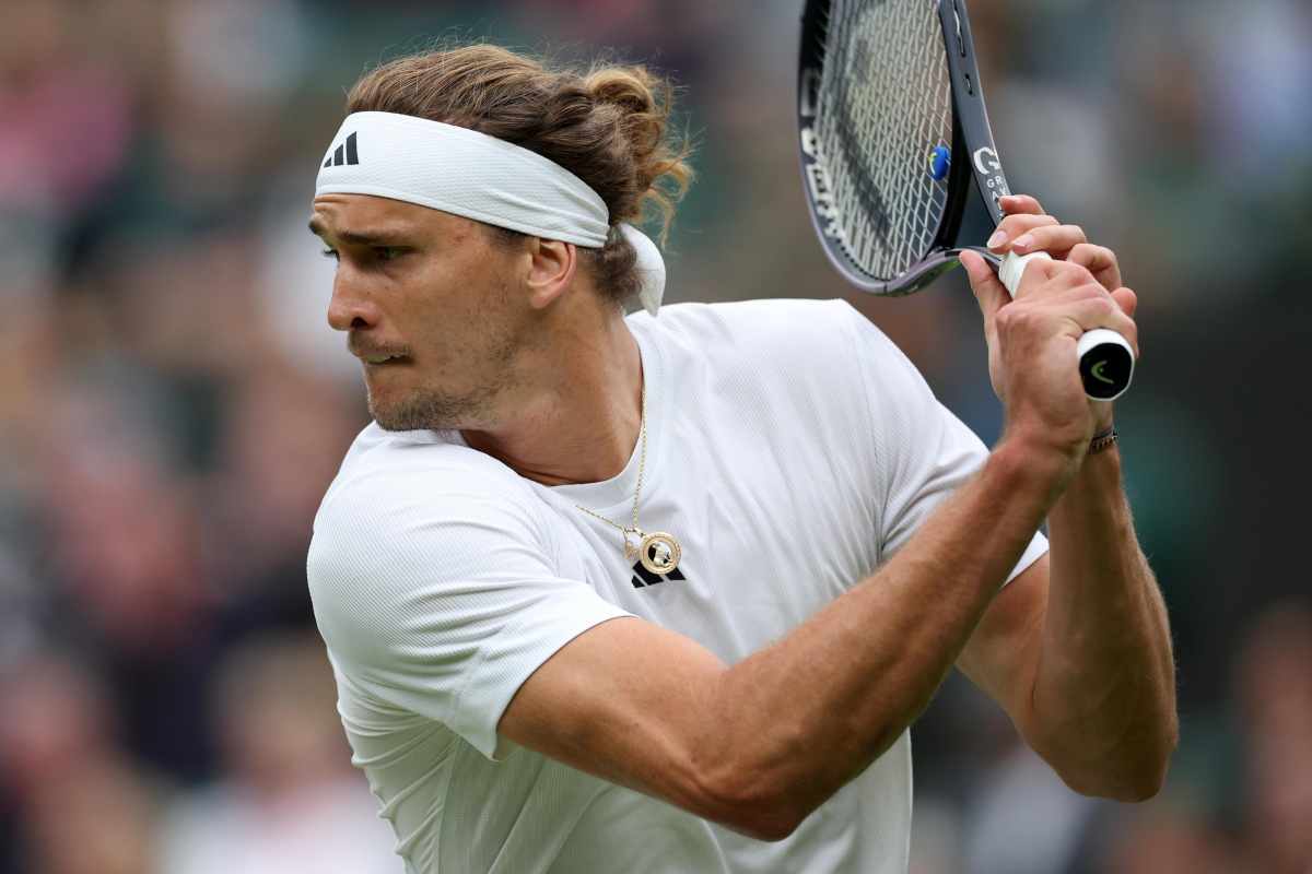 Profilo di Zverev che si prepara a colpire con il rovescio