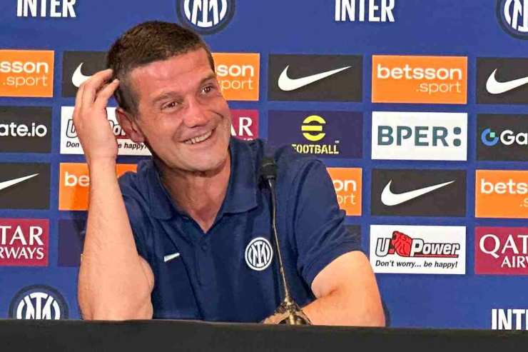 L'allenatore dell'Inter Chivu ride