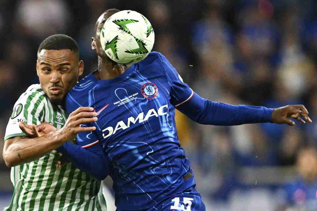Jackson in azione col volto nascosto da un pallone