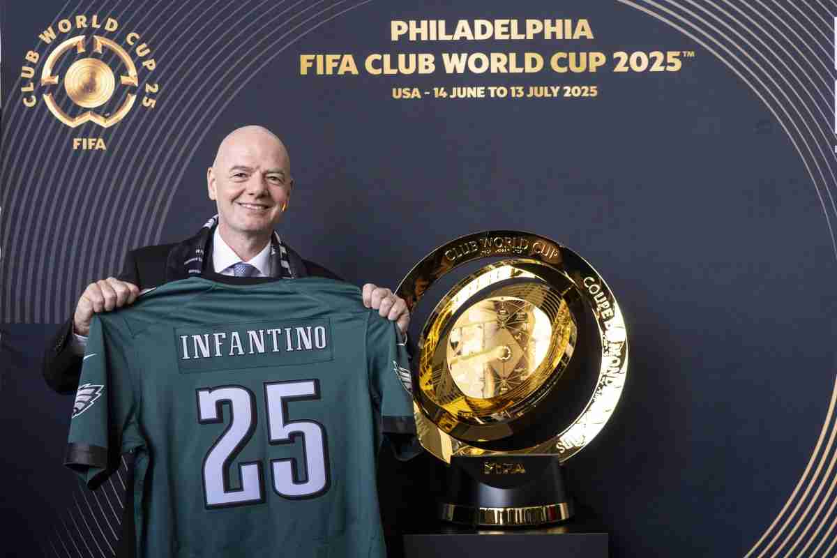 Infantino con la coppa per il Mondiale per club