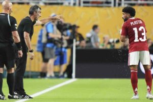 L'allenatore Riveiro e il calciatore Attia a colloquio durante la partita contro l'Inter Miami