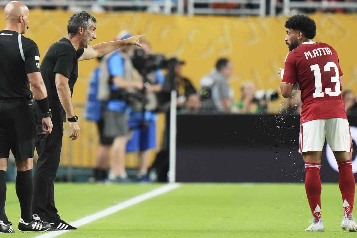 L'allenatore Riveiro e il calciatore Attia a colloquio durante la partita contro l'Inter Miami