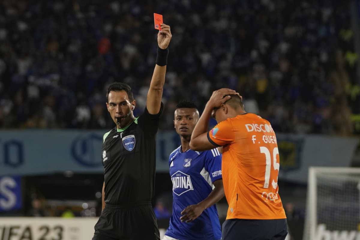 L'arbitro argentino Tello espelle un calciatore