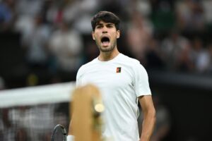 Alcaraz esulta con un urlo liberatorio durante la partita contro Rublev a Wimbledon