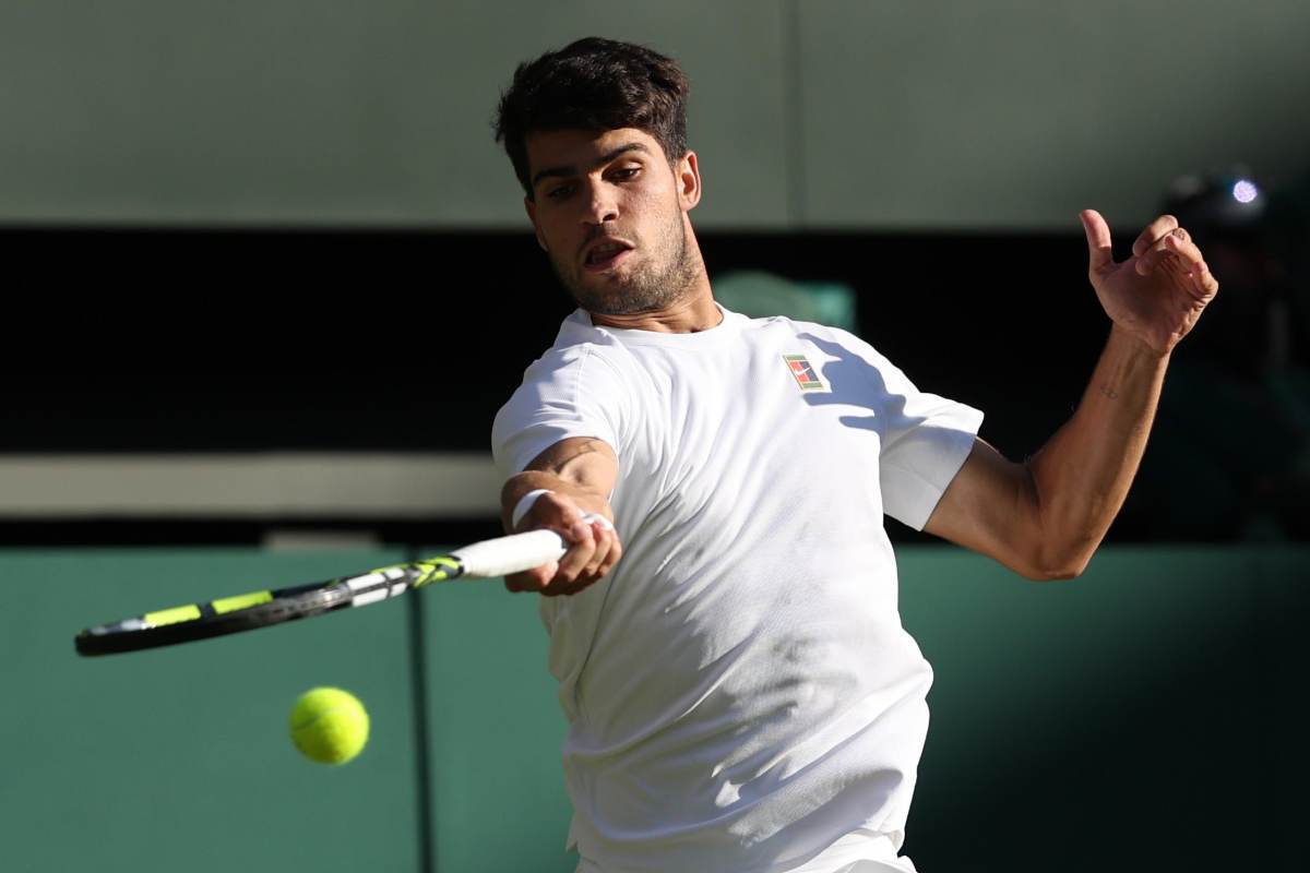 Alcaraz in azione col dritto a Wimbledon