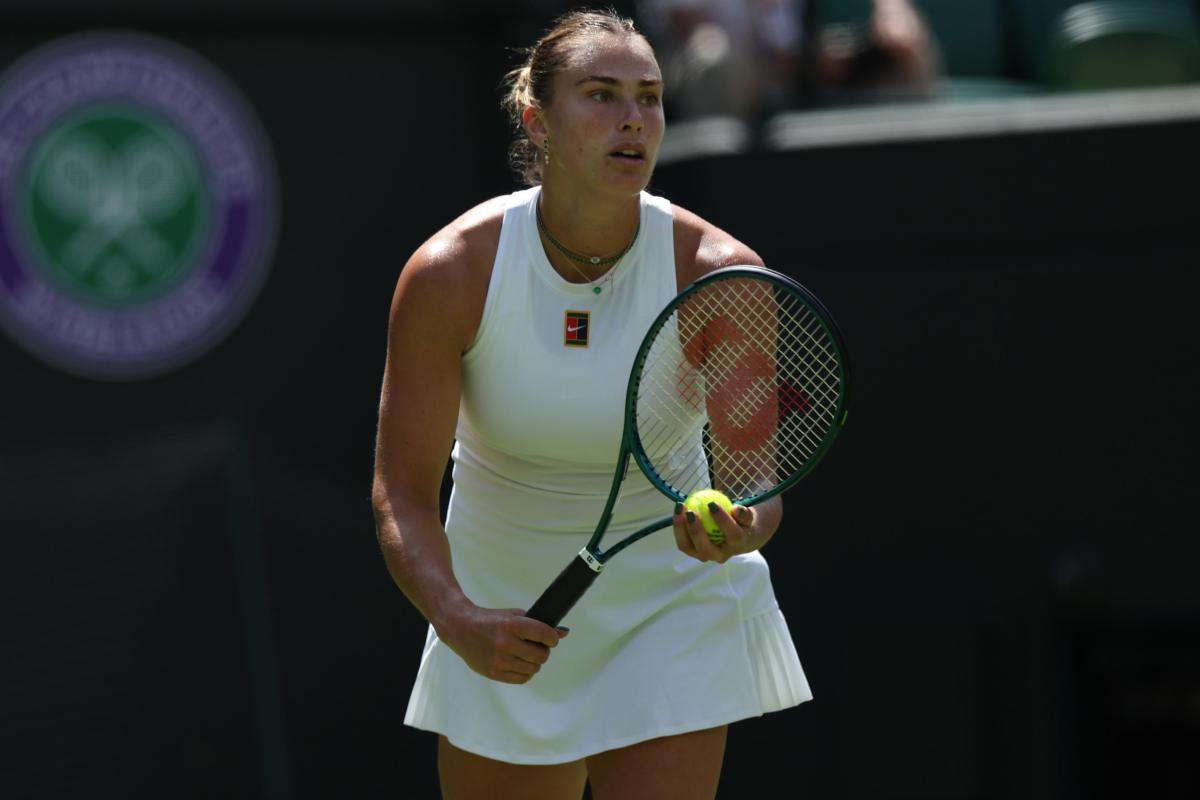 Aryna Sabalenka si appresta a servire durante il match di esordio a Wimbledon 2025