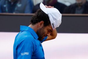 Berrettini si aggiusta il cappellino con espressione sofferente