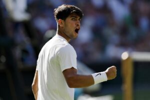 Carlos Alcaraz esulta dopo la vittoria a Wimbledon contro Fabio Fognini