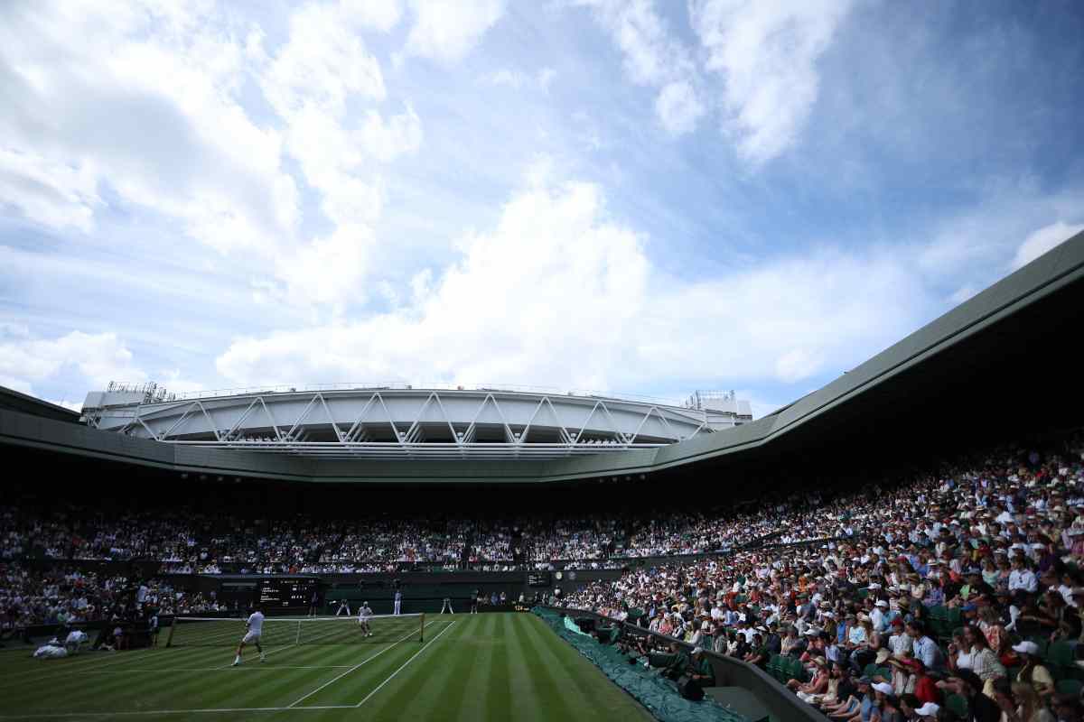 Il Centre Court di Wimbledon affollato di spettatori