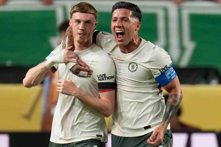 Cole Palmer sommerso dall'abbraccio dei compagni