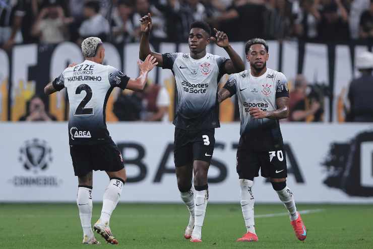 I giocatori del Corinthians si abbracciano festeggiando il gol