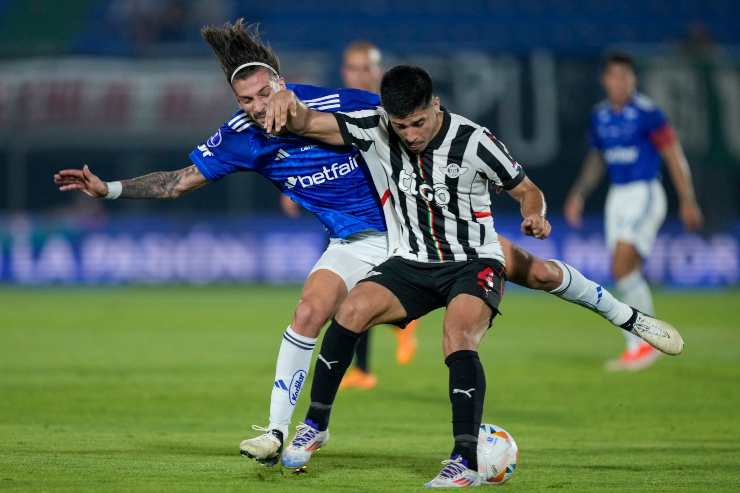 Intervento in mezzo al campo del calciatore del Cruzeiro