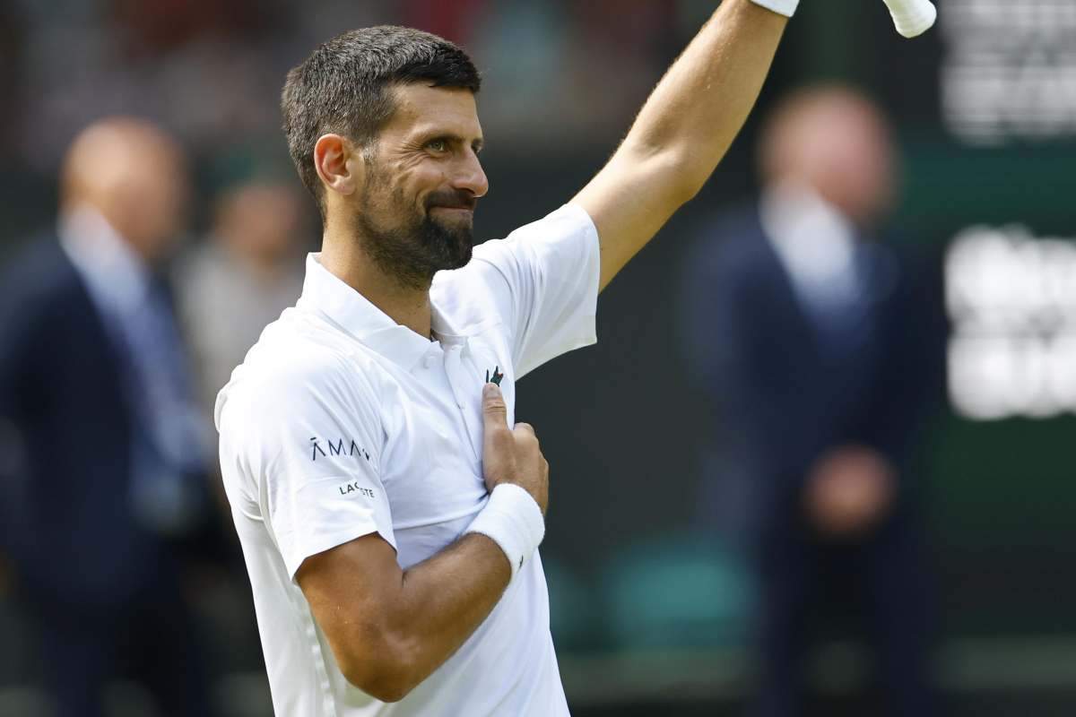 Djokovic saluta e ringrazia il pubblico di Wimbledon alzano un braccio e portandosi la mano al cuore