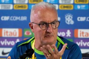 Dorival dà indicazioni a bordo campo