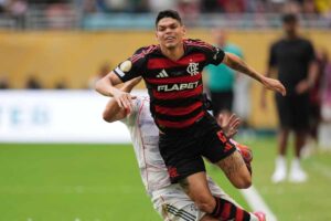 Contrasto di gioco tra un giocatore del Flamengo e uno del Fluminense