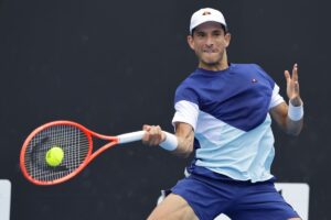 Francesco Passaro in azione col dritto