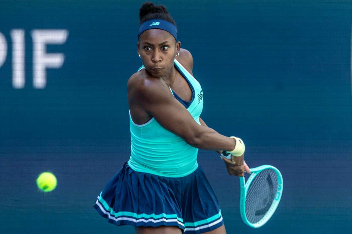 Coco Gauff in azione con il rovescio
