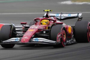Hamilton alla guida della Ferrari nel suo Gran Premio di casa