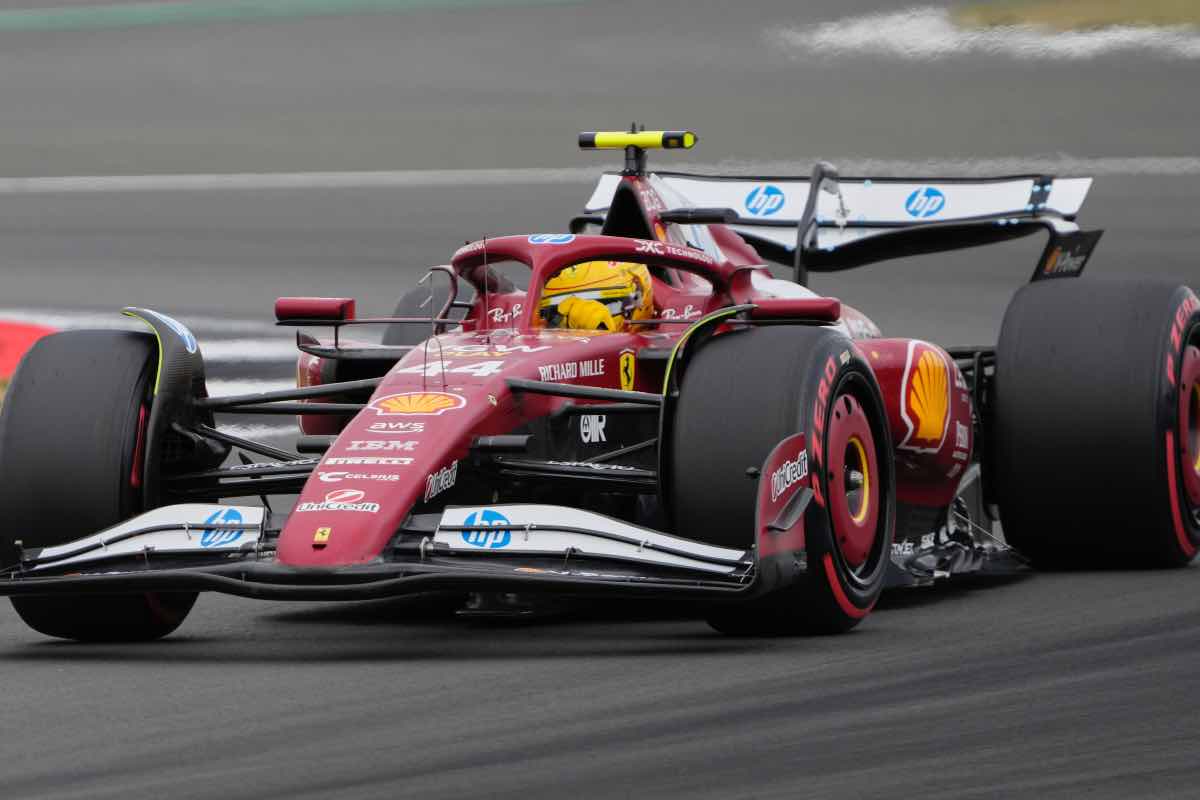 Hamilton alla guida della Ferrari nel suo Gran Premio di casa