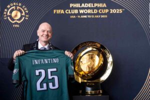 Infantino col trofeo