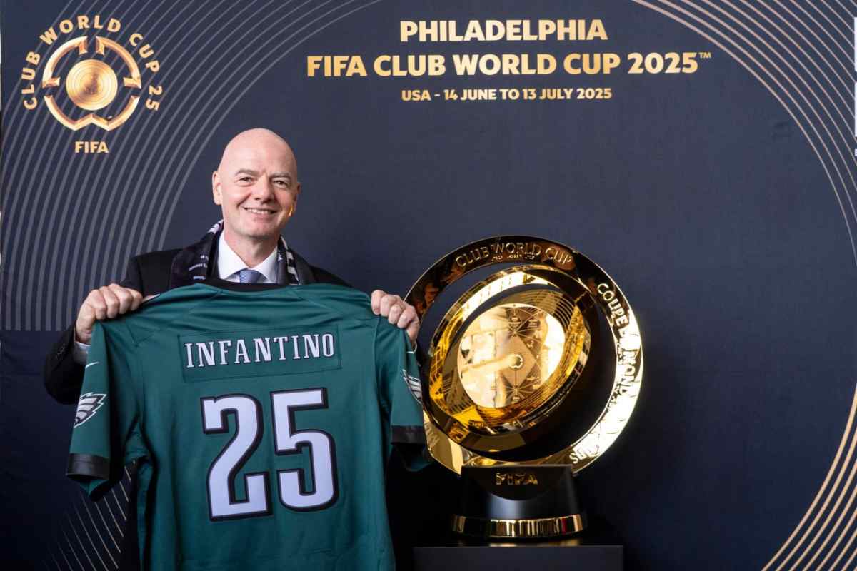 Infantino col trofeo