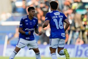 Kaio Jorge esulta dopo aver messo un gol