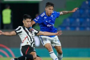 Kaio Jorge protegge con qualità un pallone dall'attacco dagli avversari