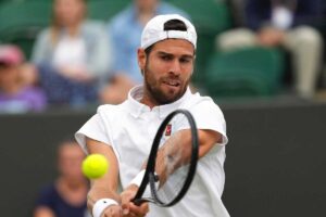 Khachanov in procinto di colpire la pallina di rovescio