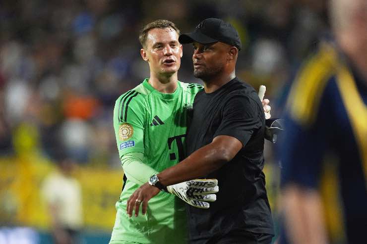 Kompany abbraccia Neuer a fine match