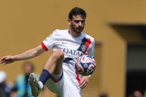 Kvaratskhelia prova ad agganciare un pallone