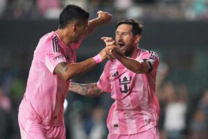 Messi festeggia assieme a Suarez il gol