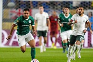 Victor Roque prova ad avventarsi su un pallone
