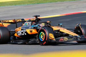 Oscar Piastri impegnato in una curva con la sua McLaren