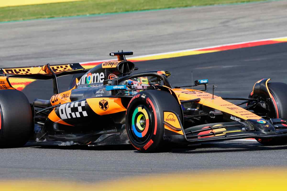 Oscar Piastri impegnato in una curva con la sua McLaren
