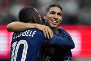 Hakimi abbraccia Dembelé