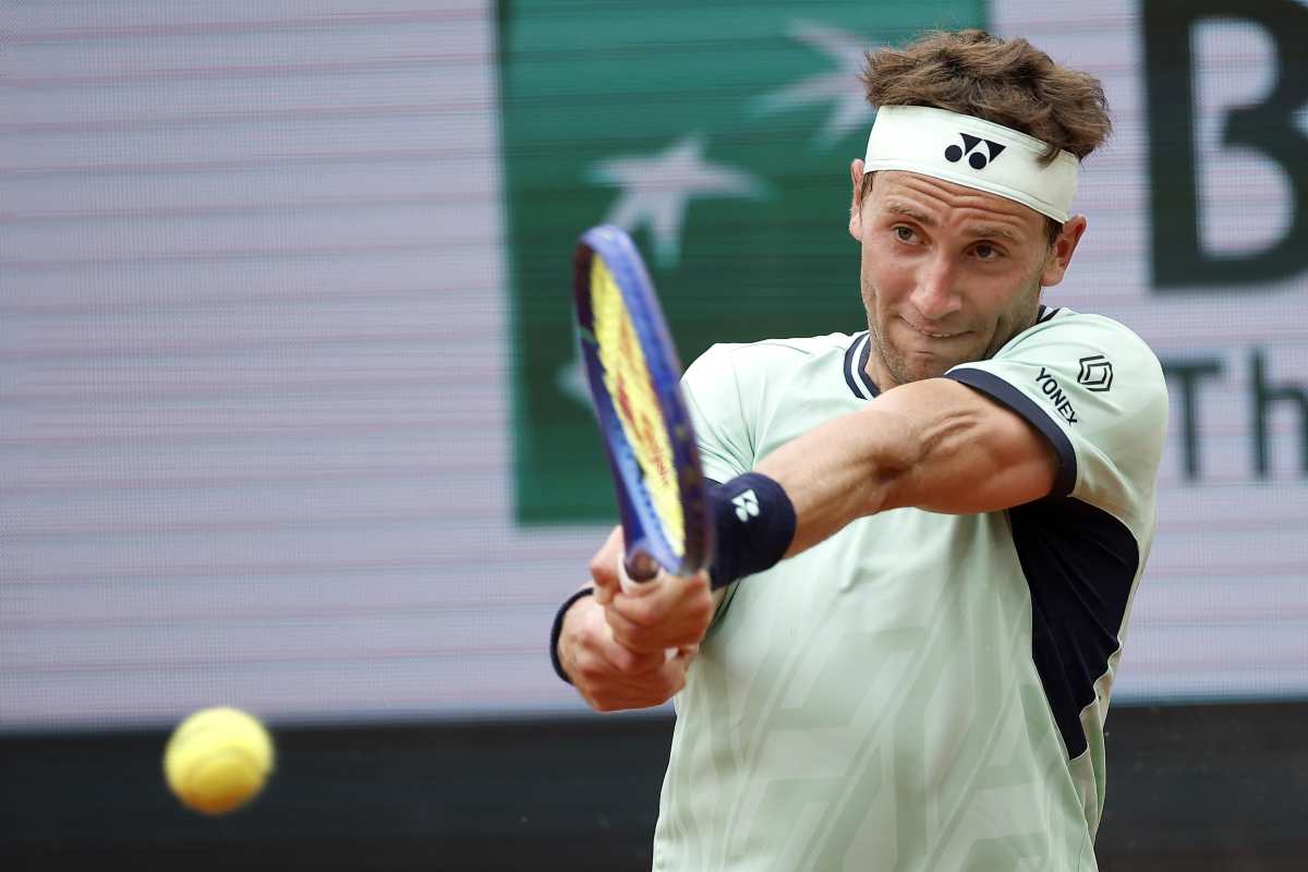 Casper Ruud in azione con il rovescio