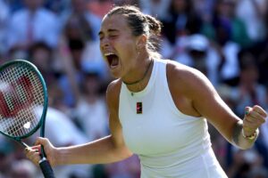 Sabalenka esulta energicamente dopo una vittoria a Wimbledon