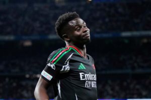 Saka esulta dopo aver messo a segno il gol