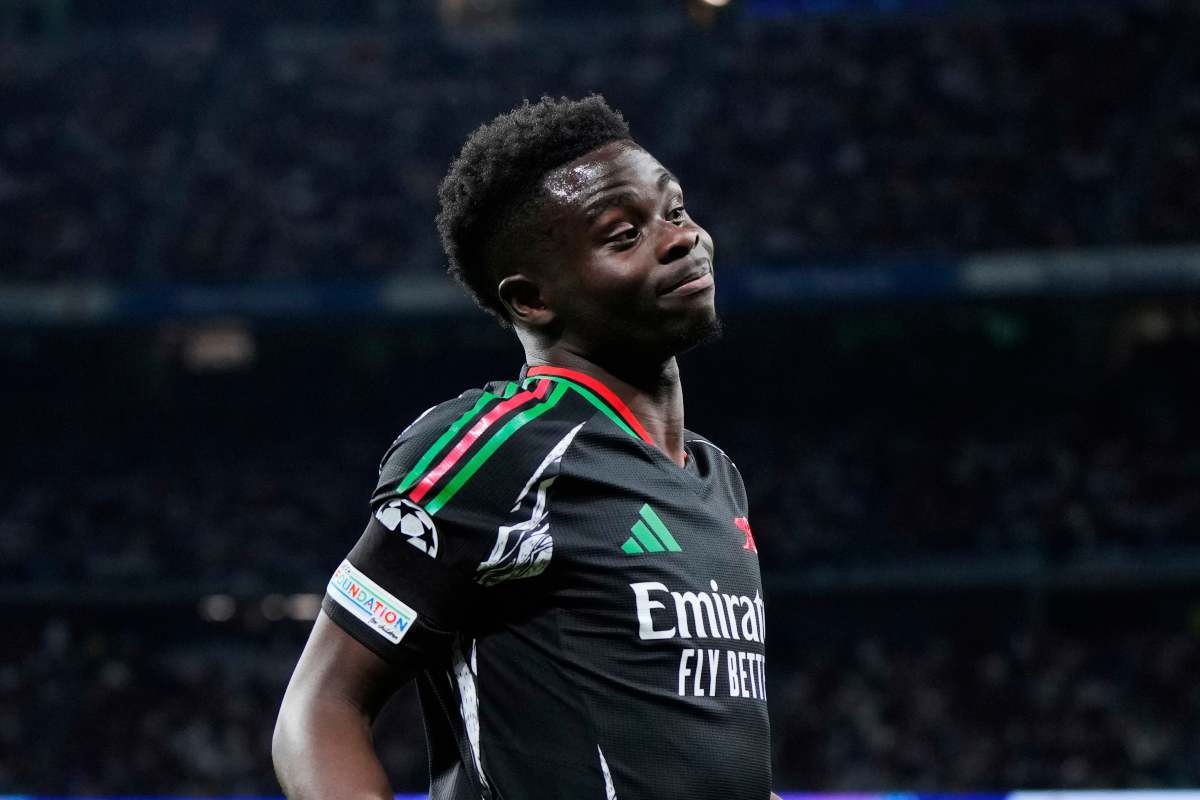 Saka esulta dopo aver messo a segno il gol