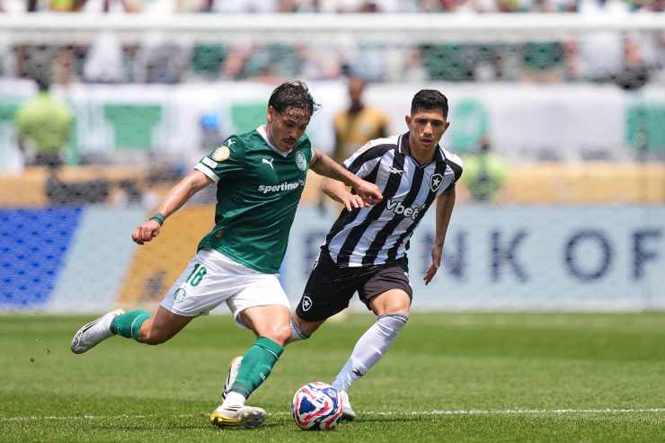 Savarino in pressing per sradicare il pallone agli avversari